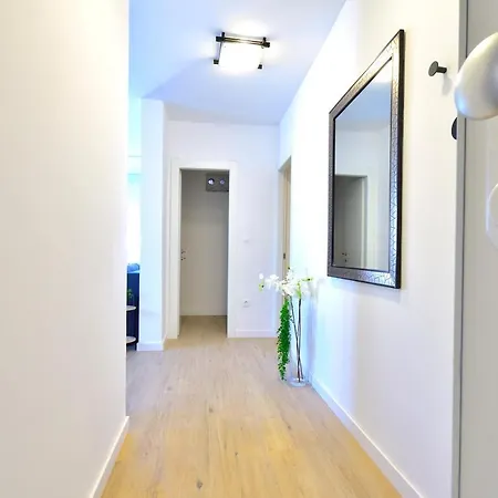 Maia Apartment Split